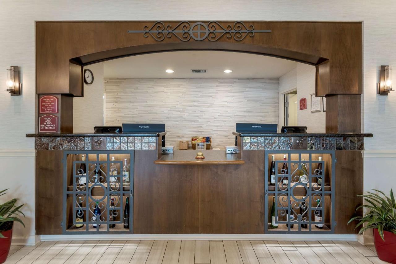 Best Western Plus Vineyard Inn And Suites Penn Yan Exterior photo